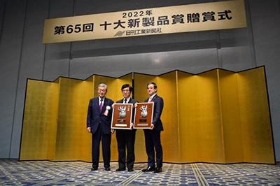 写真:増田賞 受賞者 於 贈賞式(左から、日刊工業新聞社・井水社長、JR東海・森副社長、プロテリアル・西山会長)