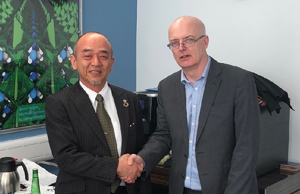 1月20日 調印式(左:日立金属 長谷川執行役、右:オックスフォード大学 ロジャー・リード教授)